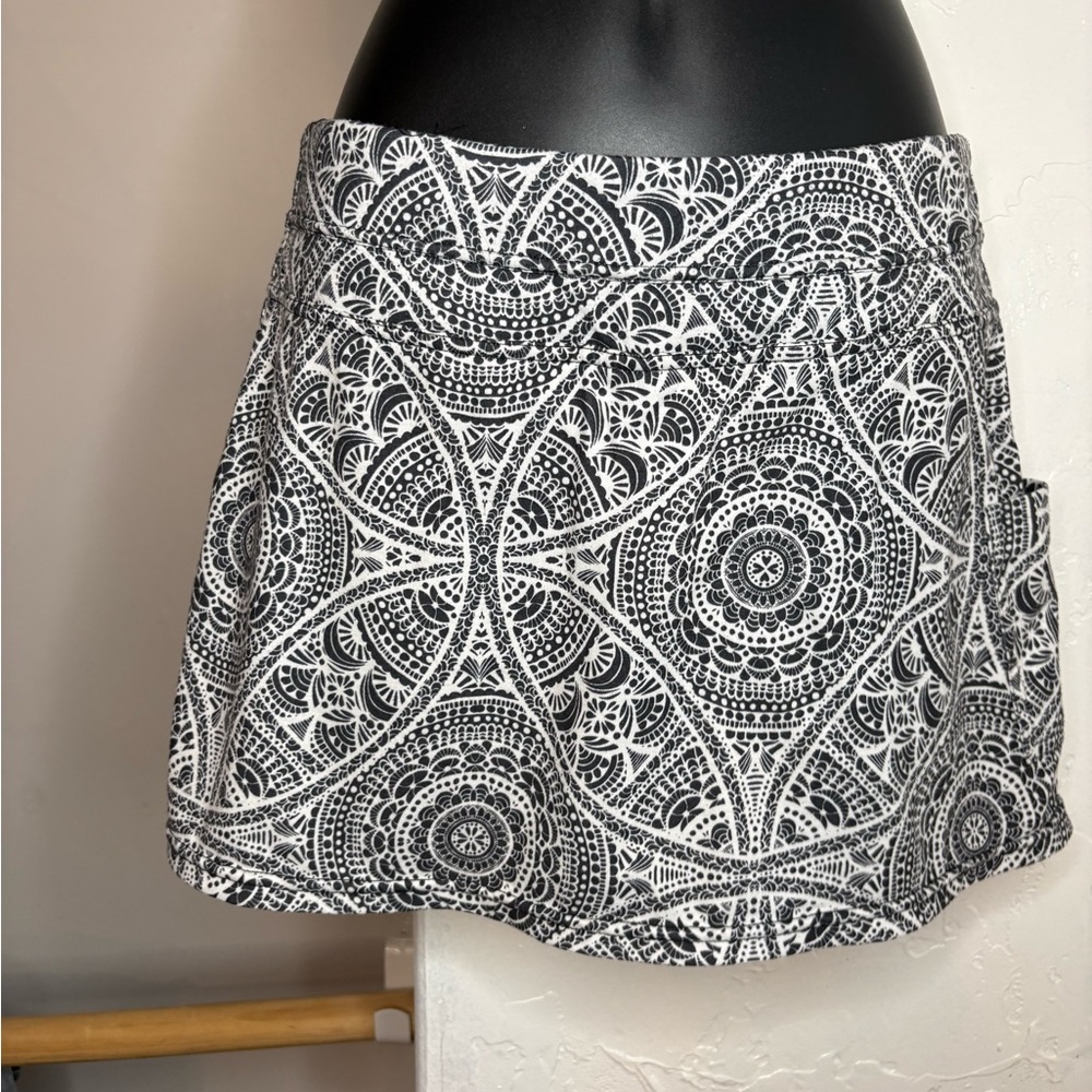 Prana Black & White Printed skort side pocket sz Small preloved